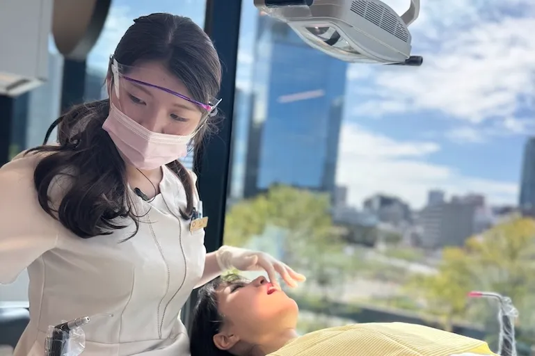 ホワイトニングの施術を行う歯科衛生士