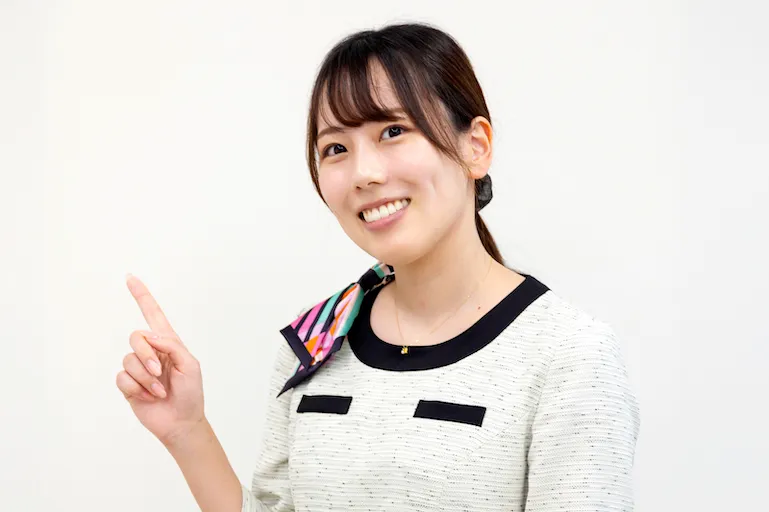 ホワイトニングの安心プライスをアピールする受付スタッフ