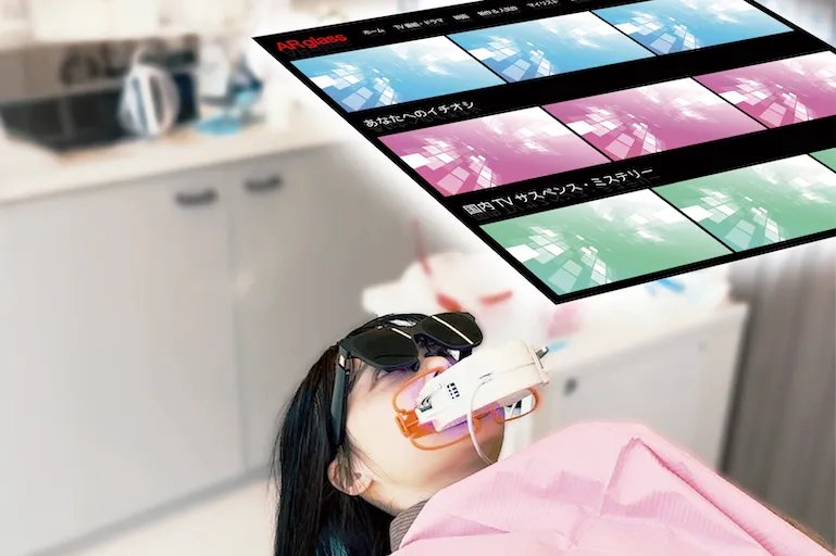 ARグラスで動画を見ながらホワイトニングを受ける患者