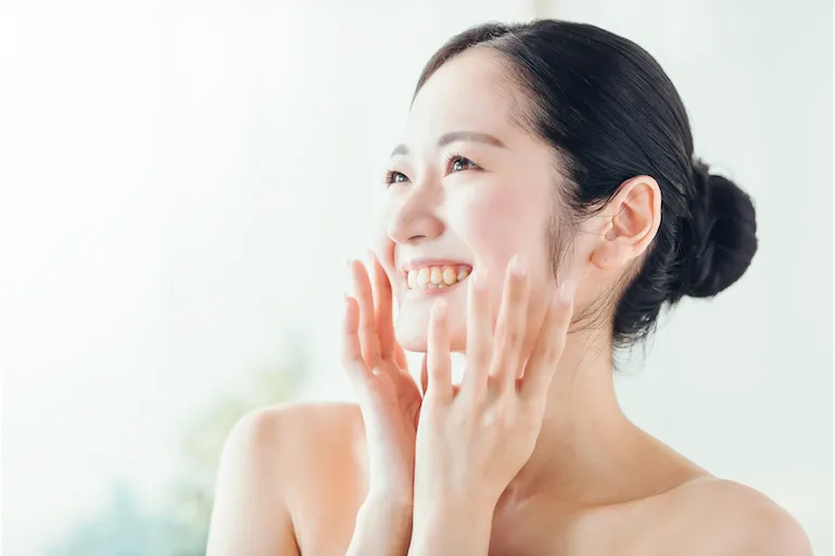 痛みのないホワイトニングに笑顔を浮かべる女性