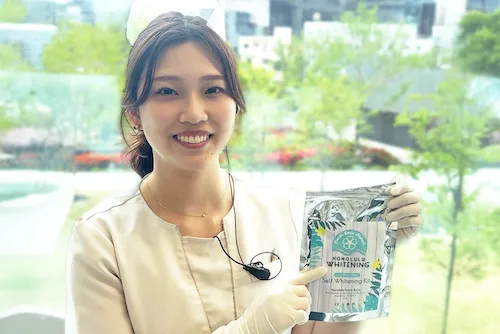 えみはホワイトニングの薬剤を紹介する歯科衛生士